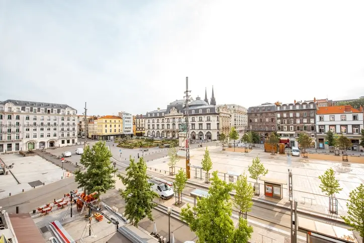 Photo de la ville de Clermont-Ferrand, mettant en avant son attrait pour les jeunes. Ses logements modernes et pas chers accueillent des jeunes en quête de colocation à Clermont-Ferrand chaque année.