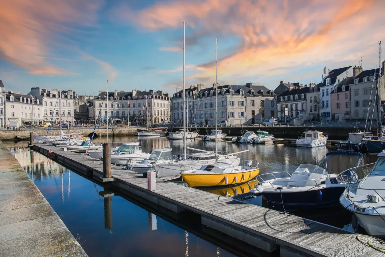 Photo du port de Vannes, avec vue sur les immeubles où la colocation à Vannes est disponible pour les étudiants et jeunes actifs.