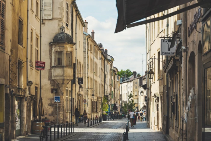 résidence étudiante à Nancy : cliché captivant dans une ruelle à Nancy.
