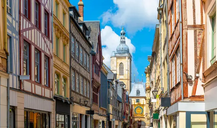 Photo d'un logement étudiant à Rouen, dans le centre de la ville avec ses bâtiments colorés