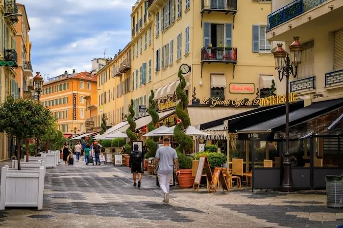 A l'intérieur de la ville de Nice, là où la colocation à Nice est un logement très recherché. L'image montre les beaux bâtiments et des commerces.