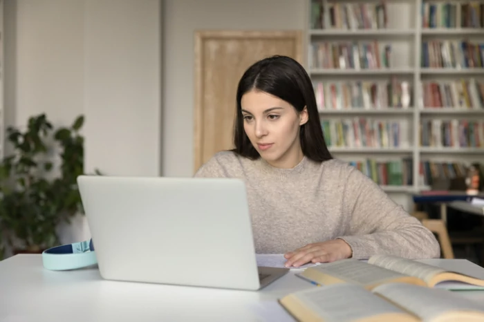 résidence universitaire à Saint-Denis : une étudiante révise ses cours dans une bibliothèque.