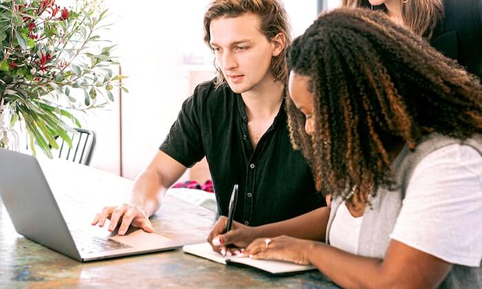 Photo de jeune qui cherche des logements étudiant à Amiens