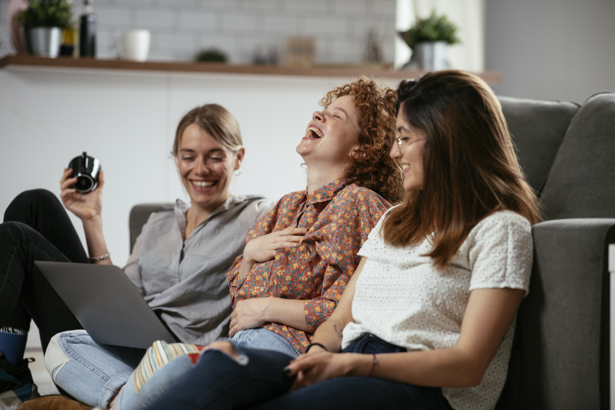 Trois jeunes femmes dans un coliving à Colombes