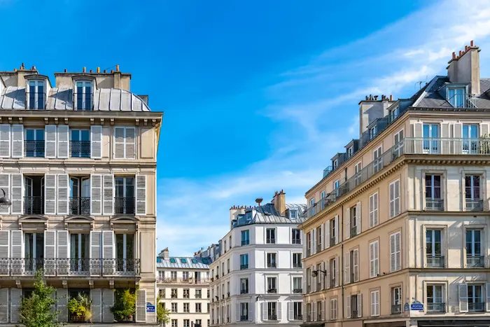 Vue sur de beaux immeubles parisiens, mettant en avant la beauté de la ville où la location appartement Paris 6 est réputée