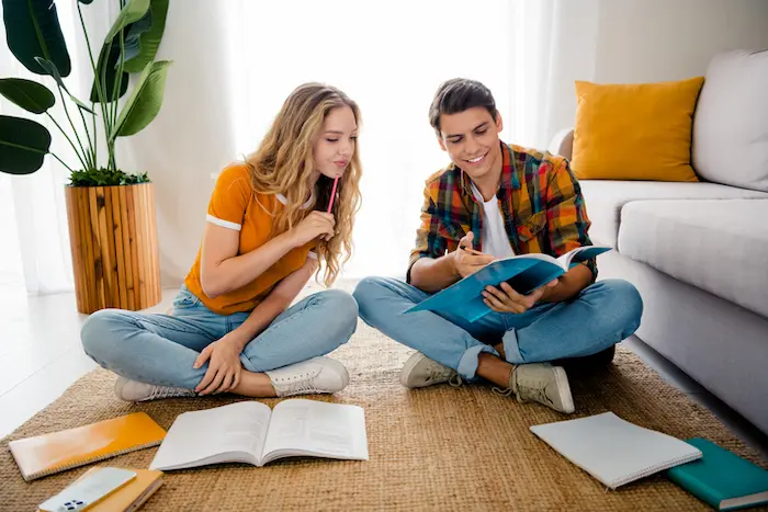 Des étudiants en colocation coliving dans un logement étudiant meublé