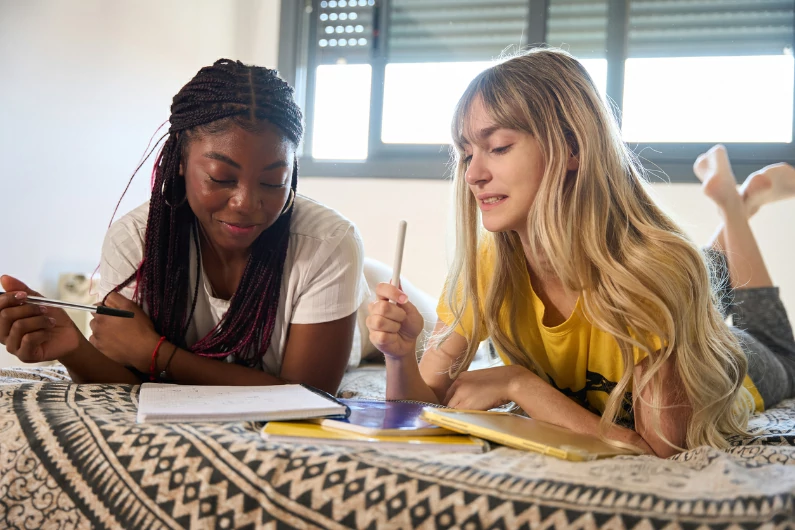 résidence étudiante à Cornebarrieu : deux étudiantes étudient ensemble et s'entraident sur un cours. Routine étudiante et universitaire.