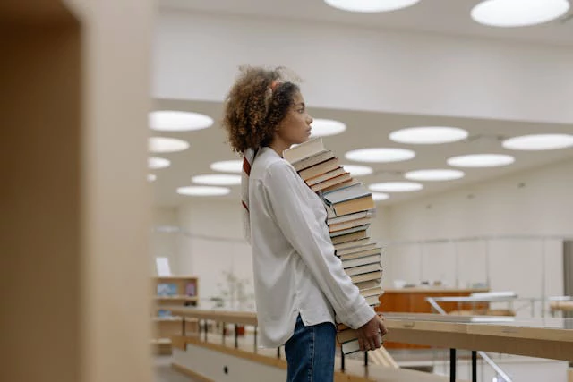 résidence étudiante à Aulnay-sous-Bois : une étudiante avec beaucoup de livres