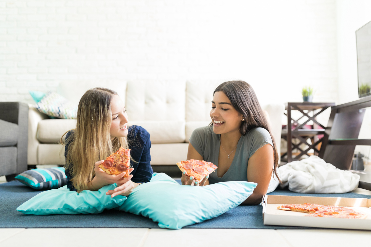 Deux filles dans un espace coliving à Reims
