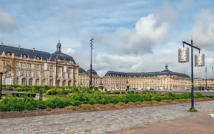 Photo d'une place appréciée par les étudiants à Bordeaux, idéale pour se loger à Bordeaux.