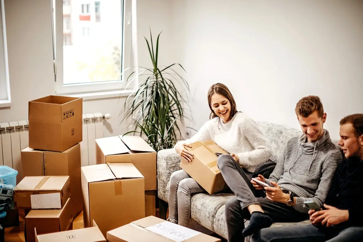 Photo d'étudiants qui emménagent dans leur logement étudiant en colocation à Roubaix.