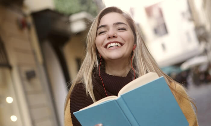 Photo d'une étudiante qui se promène dans la ville de Bègles