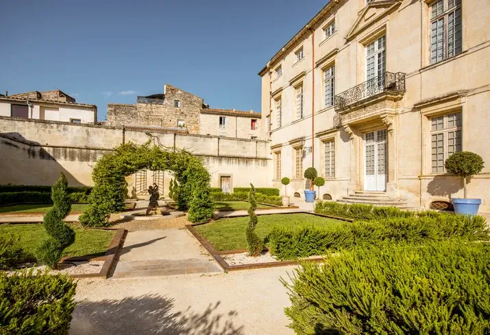 Photo de bâtiments dans le belle ville de Nîmes. Il fait beau et l'ambiance calme qui règne dans le quartier est idéal pour un logement étudiant à Nîmes
