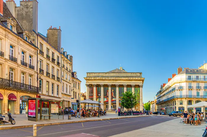 Vue sur le centre-ville de Dijon, mettant en valeur ses beaux bâtiments où le logement étudiant Dijon sont disponibles