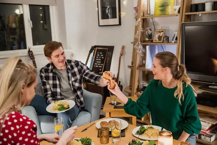 Photo de trois étudiants dans leur logement à Cergy. Ils apprécient la convivialité dans une colocation à Cergy.