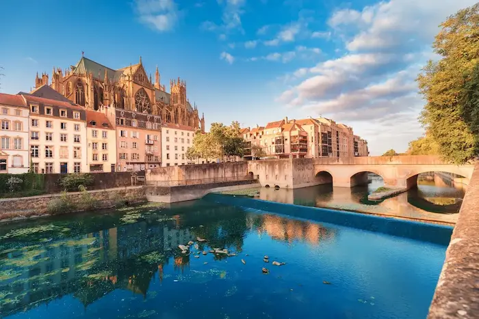Vue sur la ville de Metz, mettant en valeur la beauté de la ville et de ses logements, idéaux pour une colocation à Metz