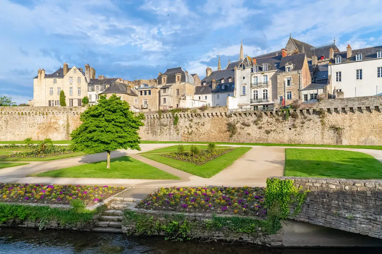 Immeubles à Vannes, une ville de Bretagne réputée pour son charme et sa vie étudiante. La colocation à Vannes est recherchée par de nombreux étudiants.