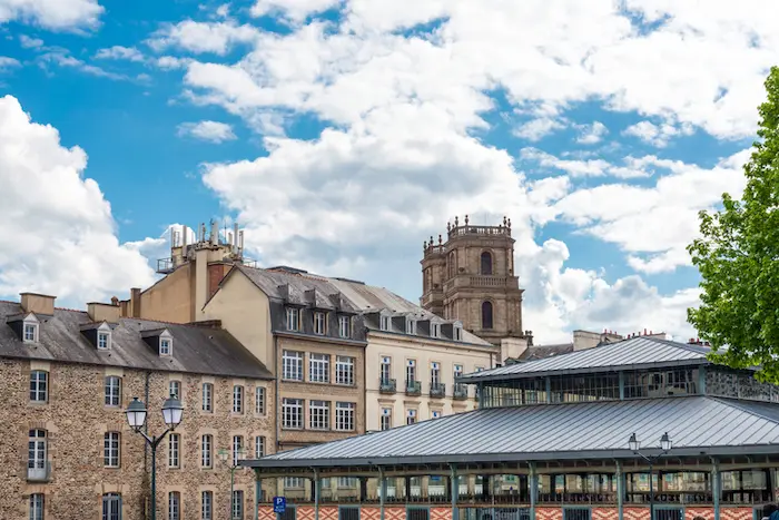 Photo de la ville de Rennes, avec vue sur les bâtiments de la ville où le logement étudiant Rennes est disponible
