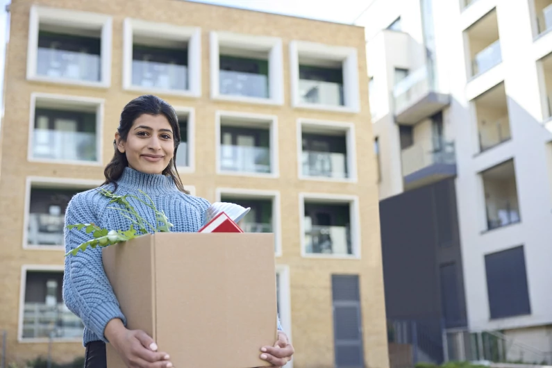 Colocation à Le Havre : une étudiante est sur le point d'emménager en colocation dans un appartement. Elle ramène ses affaires. Résidence étudiante.