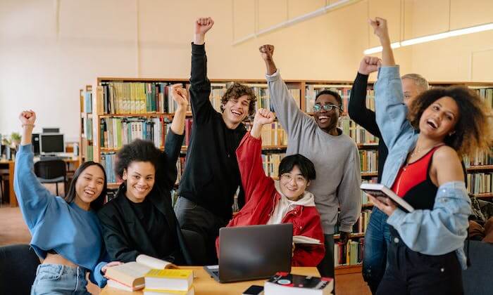 Un groupe de personnes dans une bibliothèque prenant une photo ensemble