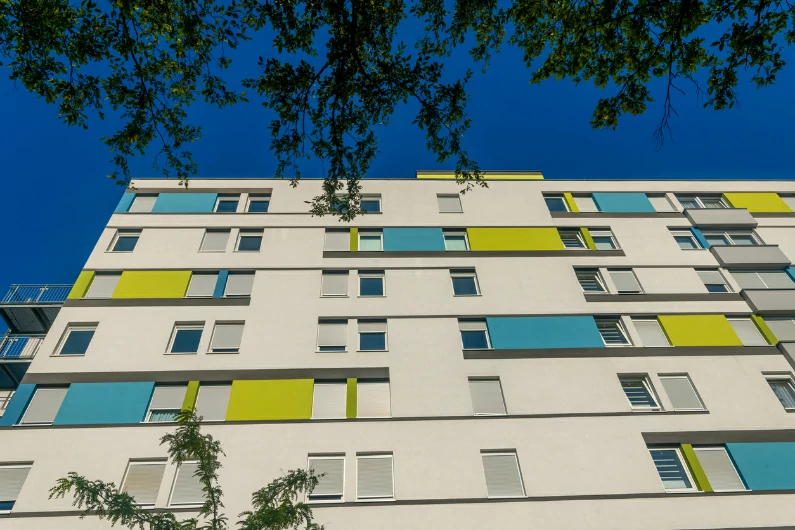 résidence étudiante à Cherbourg-Octeville : c'est une vue extérieure d'une résidence étudiante. Il faut savoir q'un étage regroupe plusieurs chambres voire des appartements étudiants.