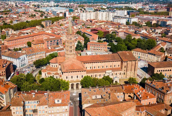 Vue aérienne sur la ville de Toulouse, une belle ville étudiante de France. Les bâtiments visibles contiennent des logements disponibles en colocation à Toulouse.
