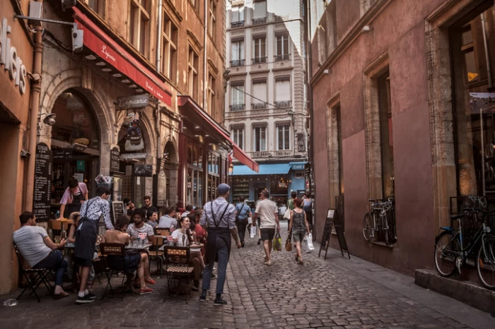 résidence étudiante à Lyon 09 : une photo du quotidien dans une ruelle de la ville.