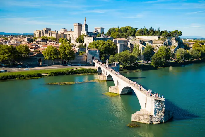 Vue sur la ville d'Avignon, mettant en avant la beauté de la ville. L'on voit les maisons mais aussi des édifices comme la résidence universitaire à Avignon.
