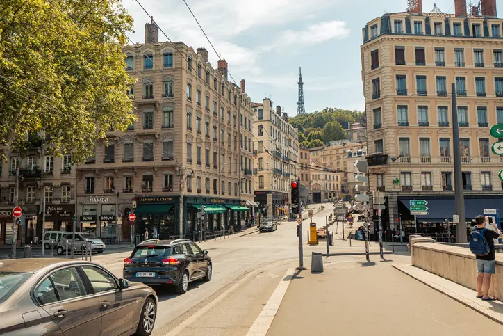 Quartier calme de Lyon, avec vue sur ses rues et commerces. Des bâtiments de logement étudiant Lyon sont visibles en arrière-plan.