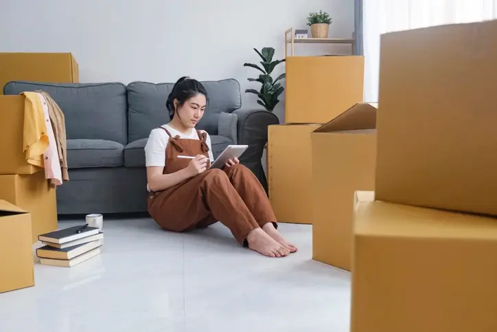 Une jeune étudiante procède à la signature de l'état des lieux pour son nouvel appartement étudiant en France.