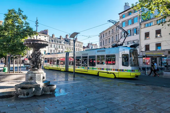 Vue sur le centre-ville de Saint-Etienne, mettant en valeur le charme de la ville, son transport développé et la qualité du logement étudiant Saint-Etienne