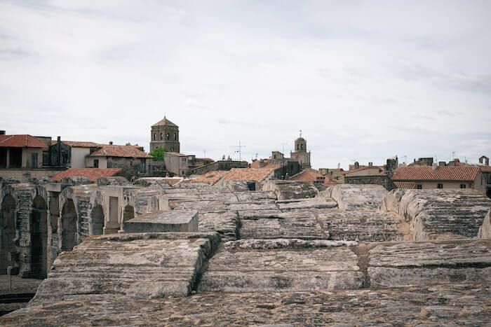 Vue sur des rochers et des petites maisons à Avignon.
