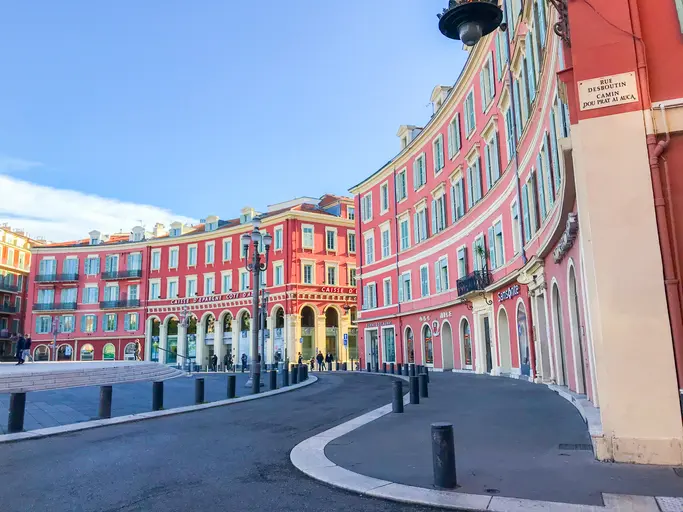 Place Massena à Nice, avec ses bâtiments colorés et ses rues calmes. Un endroit accessible depuis un logement étudiant Nice dans le centre.