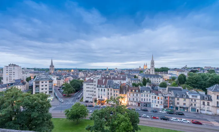 Photo de la ville de Caen, avec vue sur toute la ville et ses bâtiments où vous trouverez un bon logement étudiant à Caen.