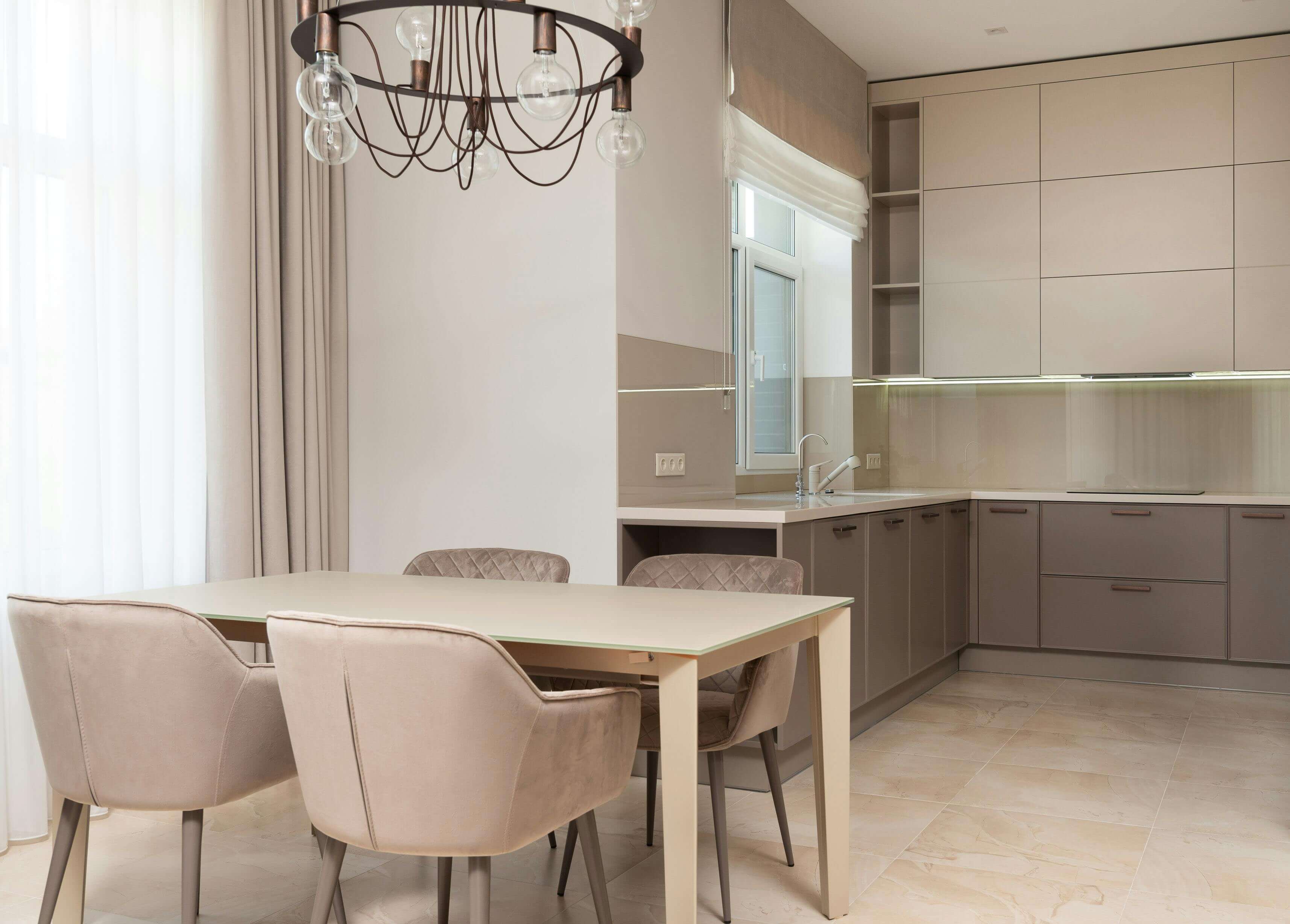 Un studio avec kitchenette, idéal pour un étudiant. Il est également meublé et bénéficie d'une grande luminosité