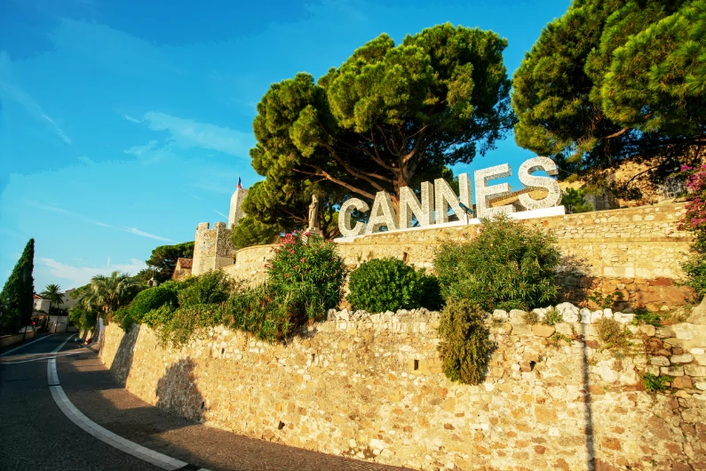résidence étudiante à Cannes : un des lieux symbolique à Cannes, les étudiants peuvent l'admirer de près une fois sur place. Vie universitaire.