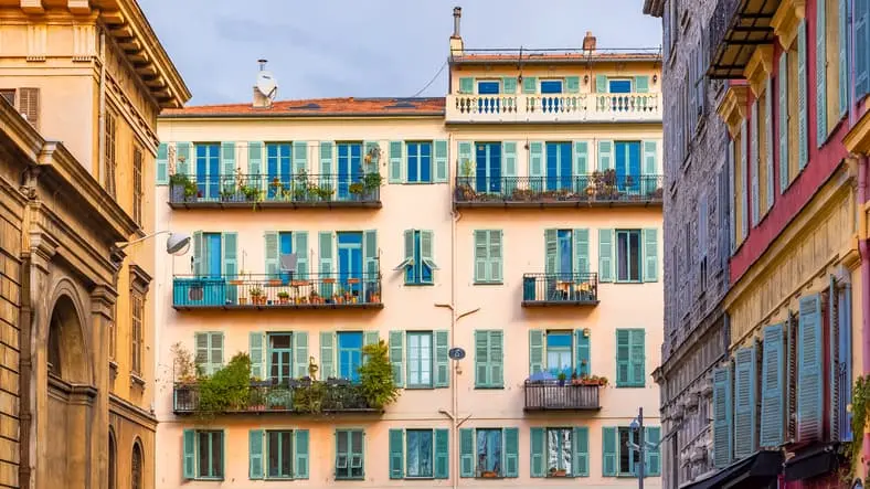 Quartier de Nice, avec ses bâtiments typiques, idéaux pour un appartement étudiant à Nice 
