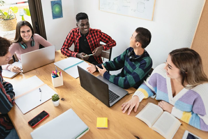 résidence étudiante à Lyon 07 : un groupe d'étudiants travaille sur un projet d'étude.