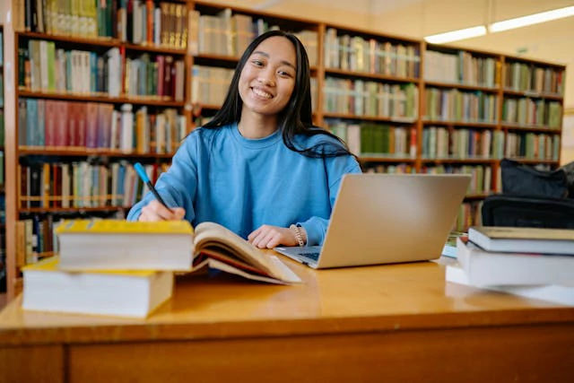 résidence universitaire à Clermont Ferrand : une étudiante dans un bibliothèque.