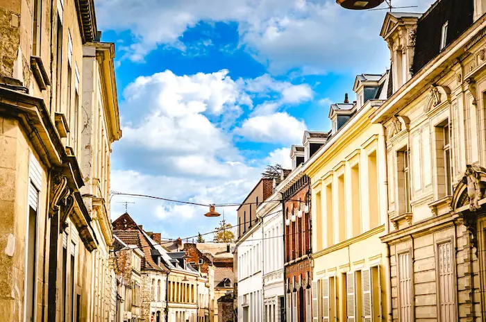 Photo de bâtiments dans la ville de Valenciennes, avec des logements disponibles pour une colocation à Valenciennes.