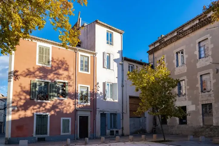Au cœur de la ville de Nîmes, il fait beau et le quartier met en valeur le bon vivre qui règne au milieu des logements étudiants à Nîmes