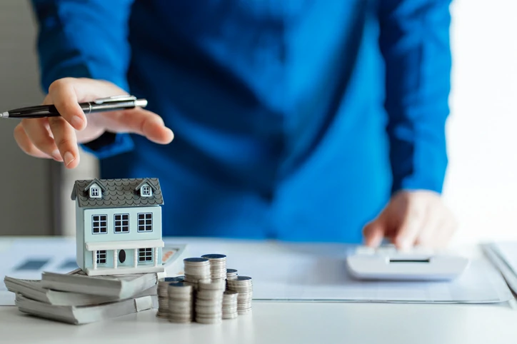 Image d'une professionnel de l'immobilier, expliquant les avantages et les inconvénients d'un contrat de bail mobilité