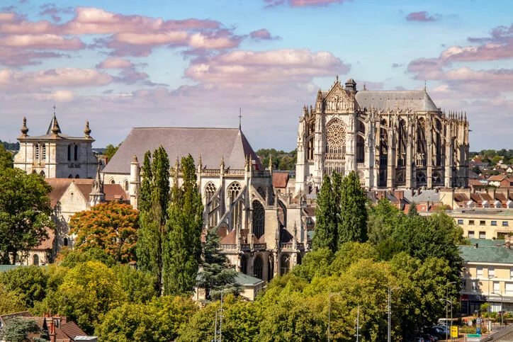Vue sur la ville de Beauvais, un joyau qui attire les jeunes en quête d'une vie tranquille et épanouissante. La colocation à Beauvais est très recherchée.