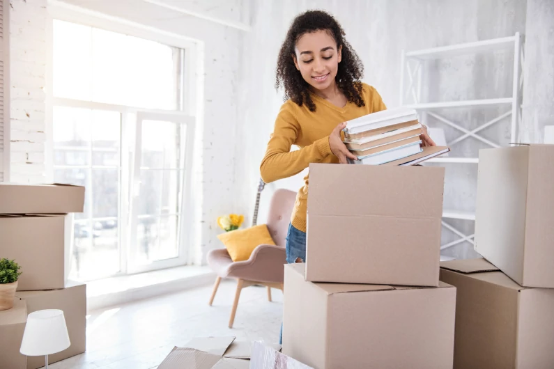 résidence étudiante à Bourg-en-Bresse : une étudiante est sur le point d'emménager dans son nouvel appartement. Des cartons sont disposés un peu partout dans ce logement étudiant. Vie universitaire.