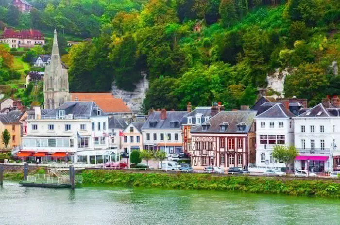 Vue sur la ville de Rouen, les quais de Seine sont parmi les quartiers privilégiés par les jeunes à la recherche d'un logement en colocation à Rouen.