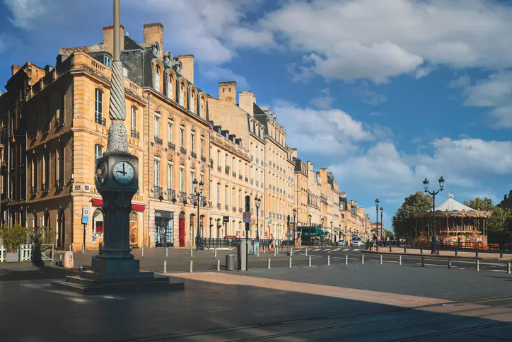 Vue dans le centre de Bordeaux, avec des bâtiments comportant un logement étudiant Bordeaux en arrière-plan