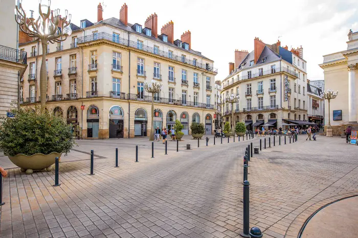 Photo prise dans la ville de Nantes, avec vue sur des immeubles où la colocation à Nantes est disponible.