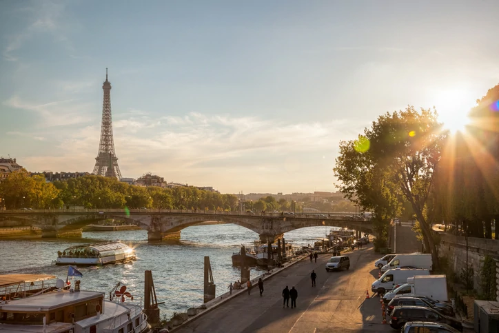 colocation à paris 13 : cliché panoramique sur Paris, coucher de soleil.