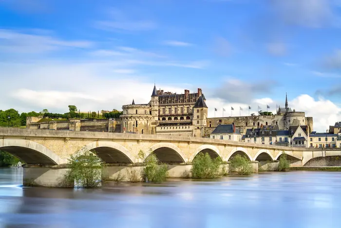 Image de la ville de Tours, vue sur les bâtiments historiques qui donnent du charme aux quartiers appréciés par les jeunes en quête d'un logement étudiant à Tours