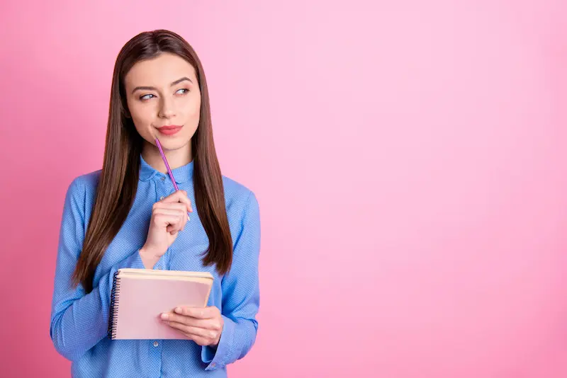 Une étudiante met en avant les démarches spécifiques liées à la location d'une résidence étudiante étudiant étranger en France